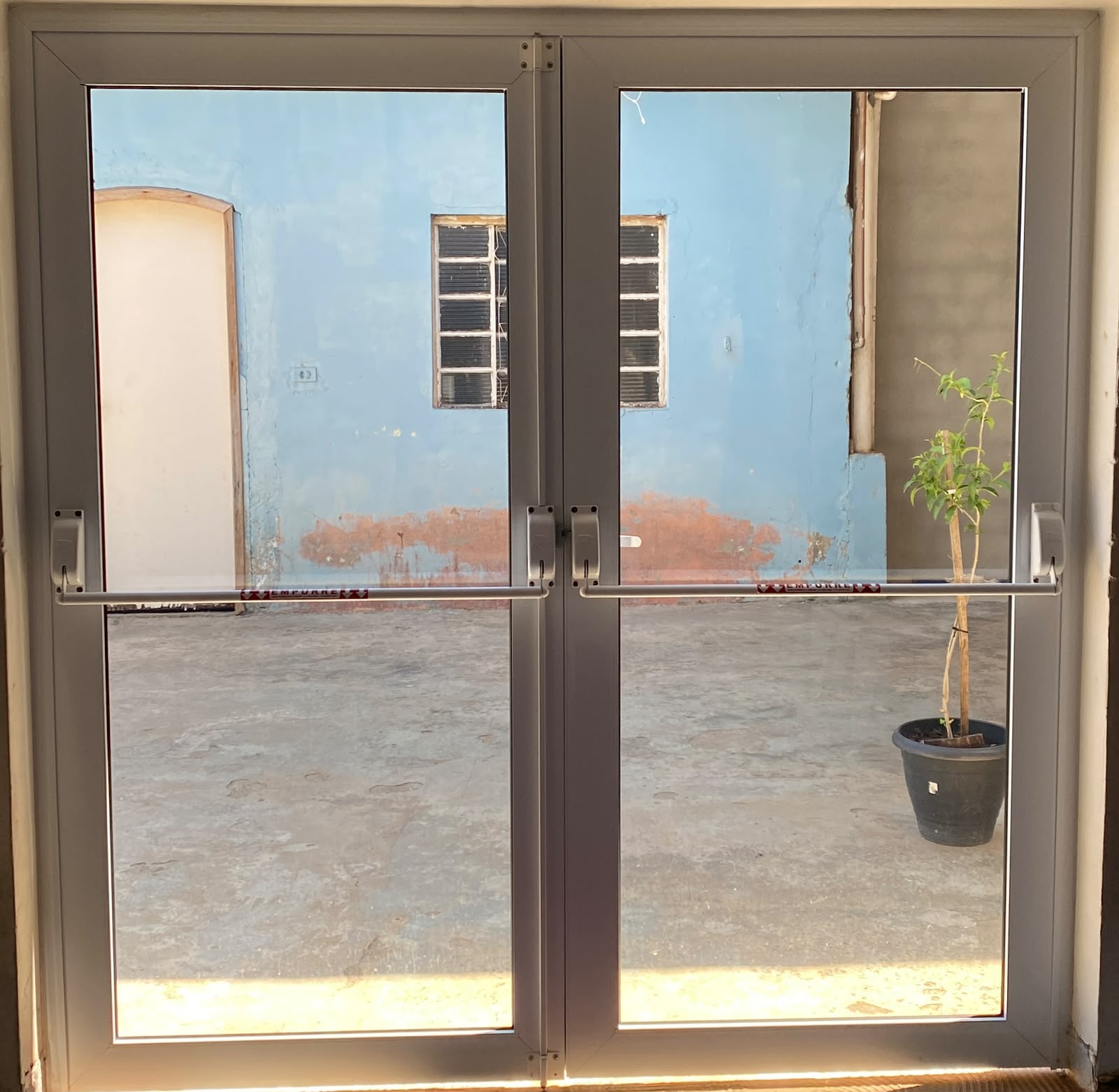 Porta dupla em alumínio com barra antipânico