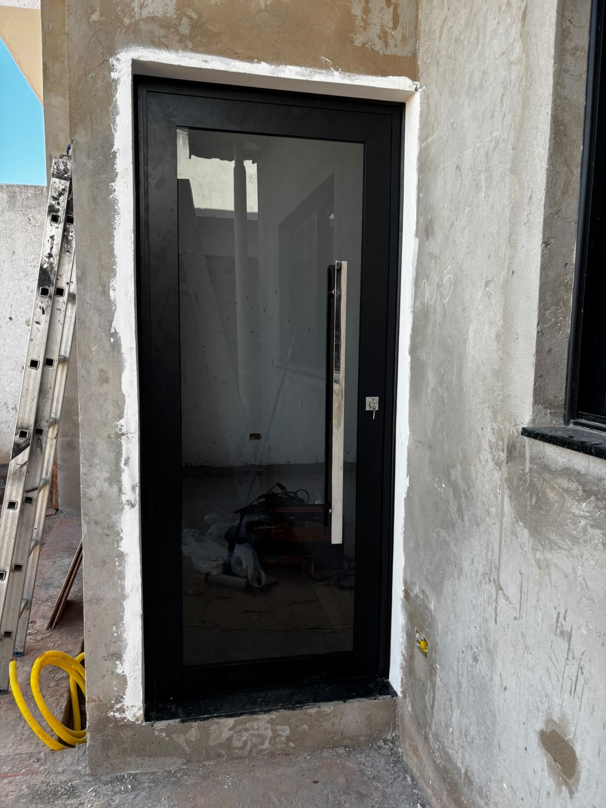 Porta de giro em vidro fumê com puxador inox