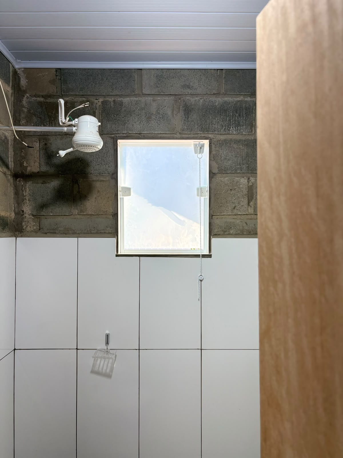 Basculante branco para banheiro com corrente
