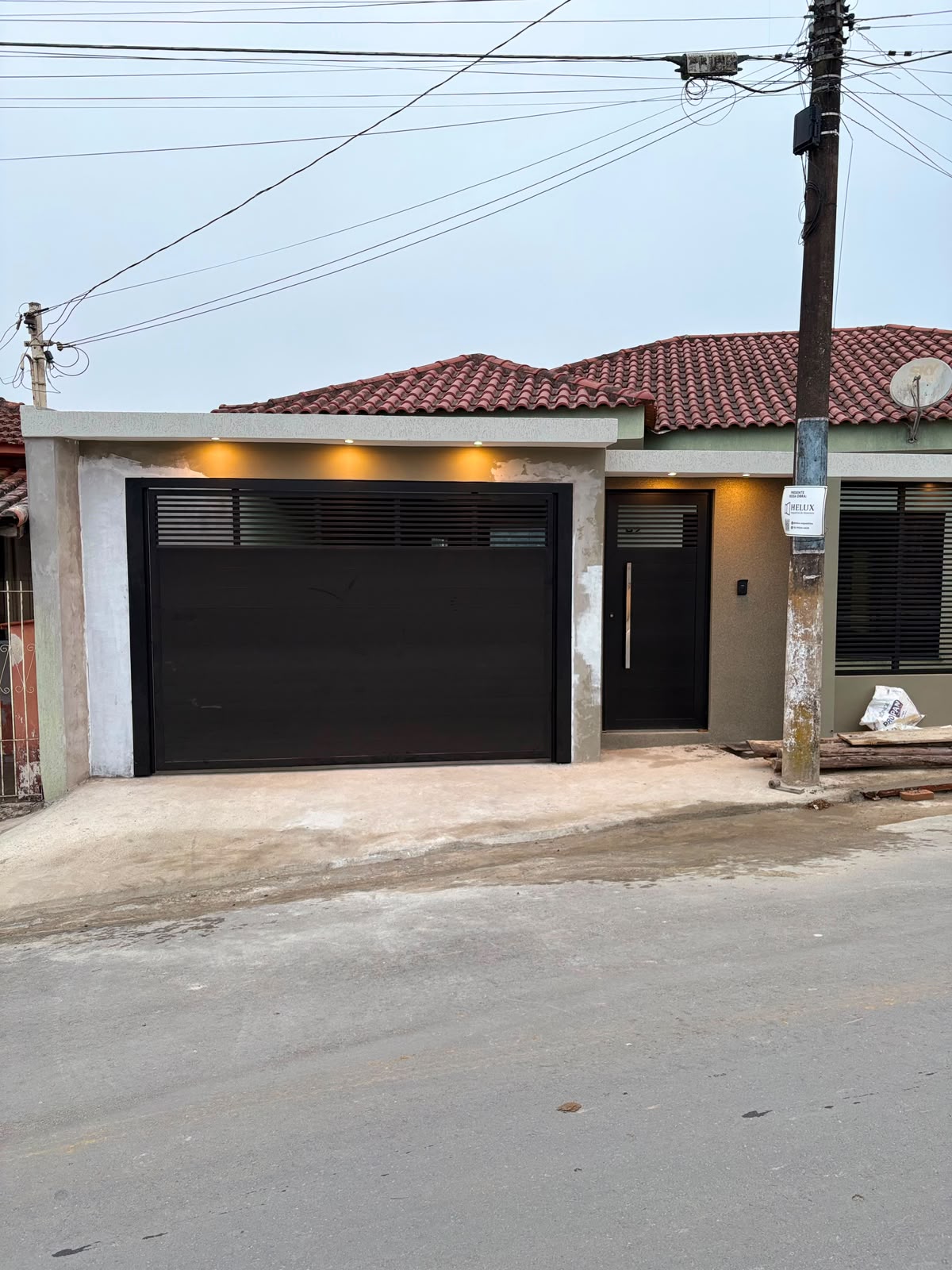 Fachada com portão basculante ripado