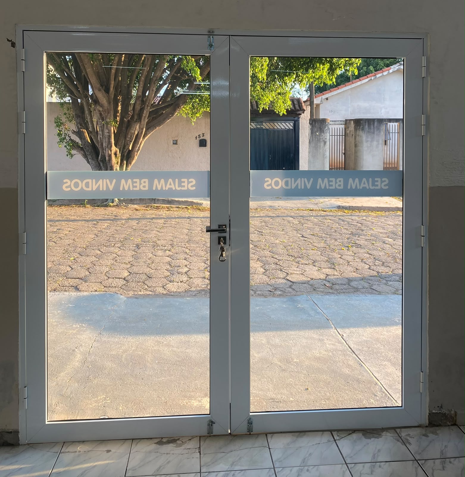 Porta dupla de vidro com adesivo personalizado