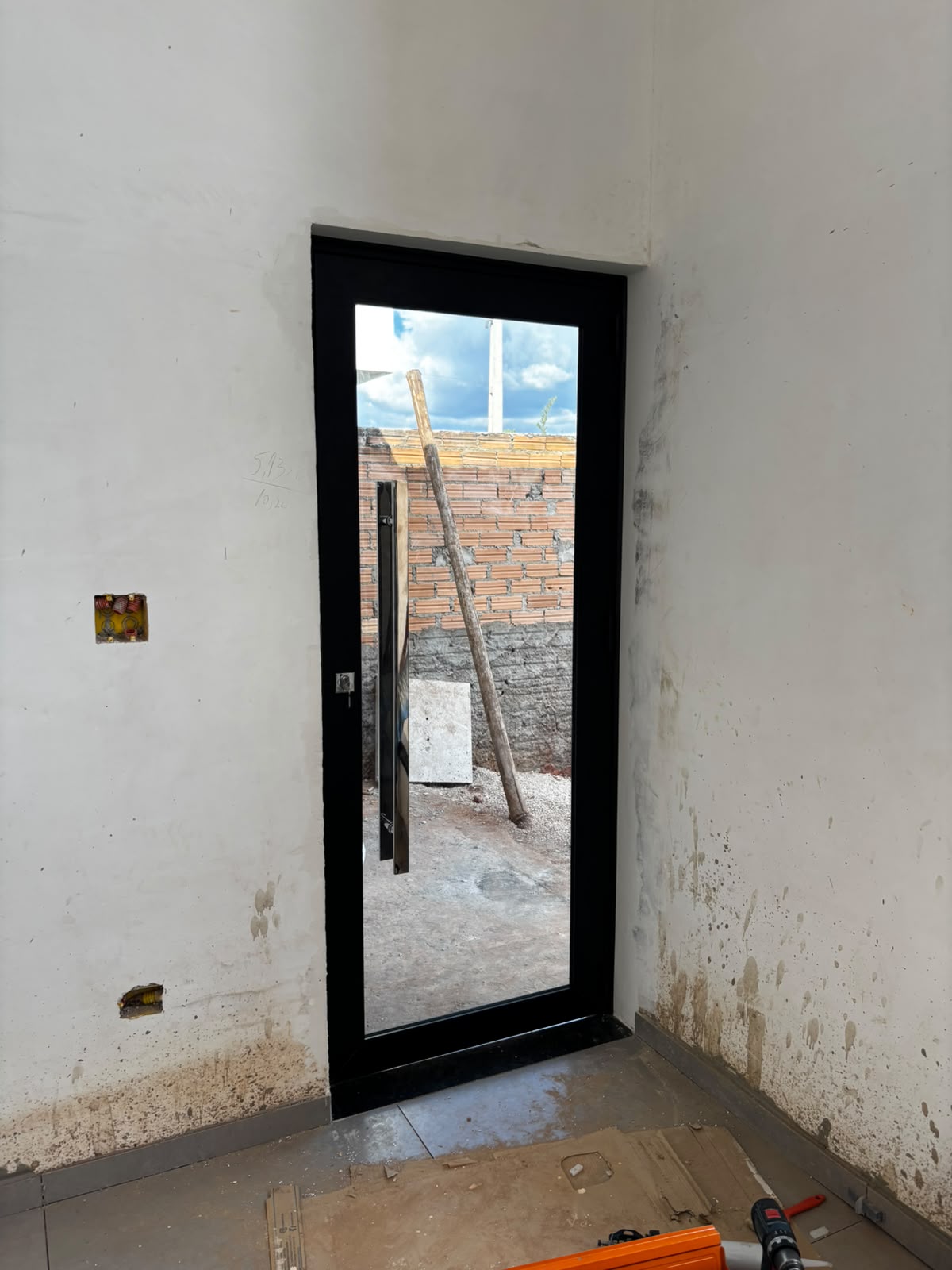 Porta de giro em vidro e alumínio preto