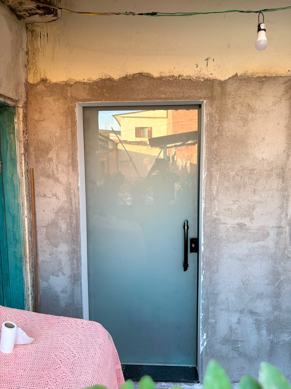 Porta de abrir em vidro jateado com puxador preto