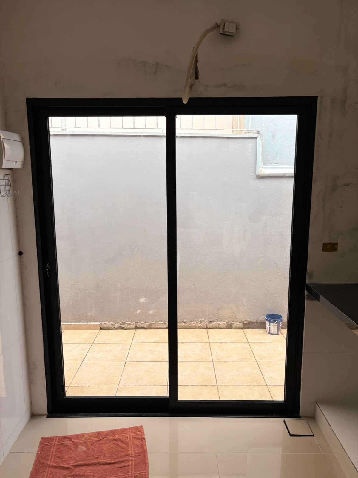 Porta de correr preta para área externa