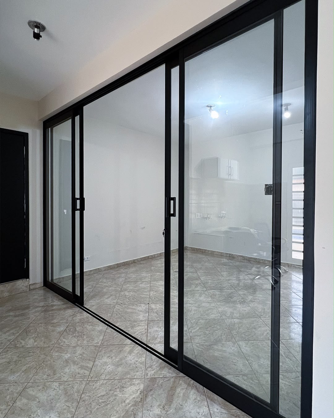 Divisória de correr em vidro e alumínio preto