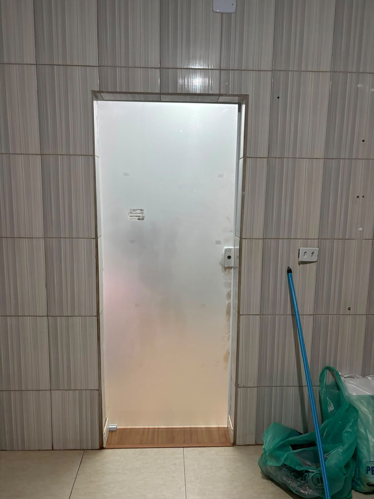 Porta de vidro jateado com acabamento em alumínio