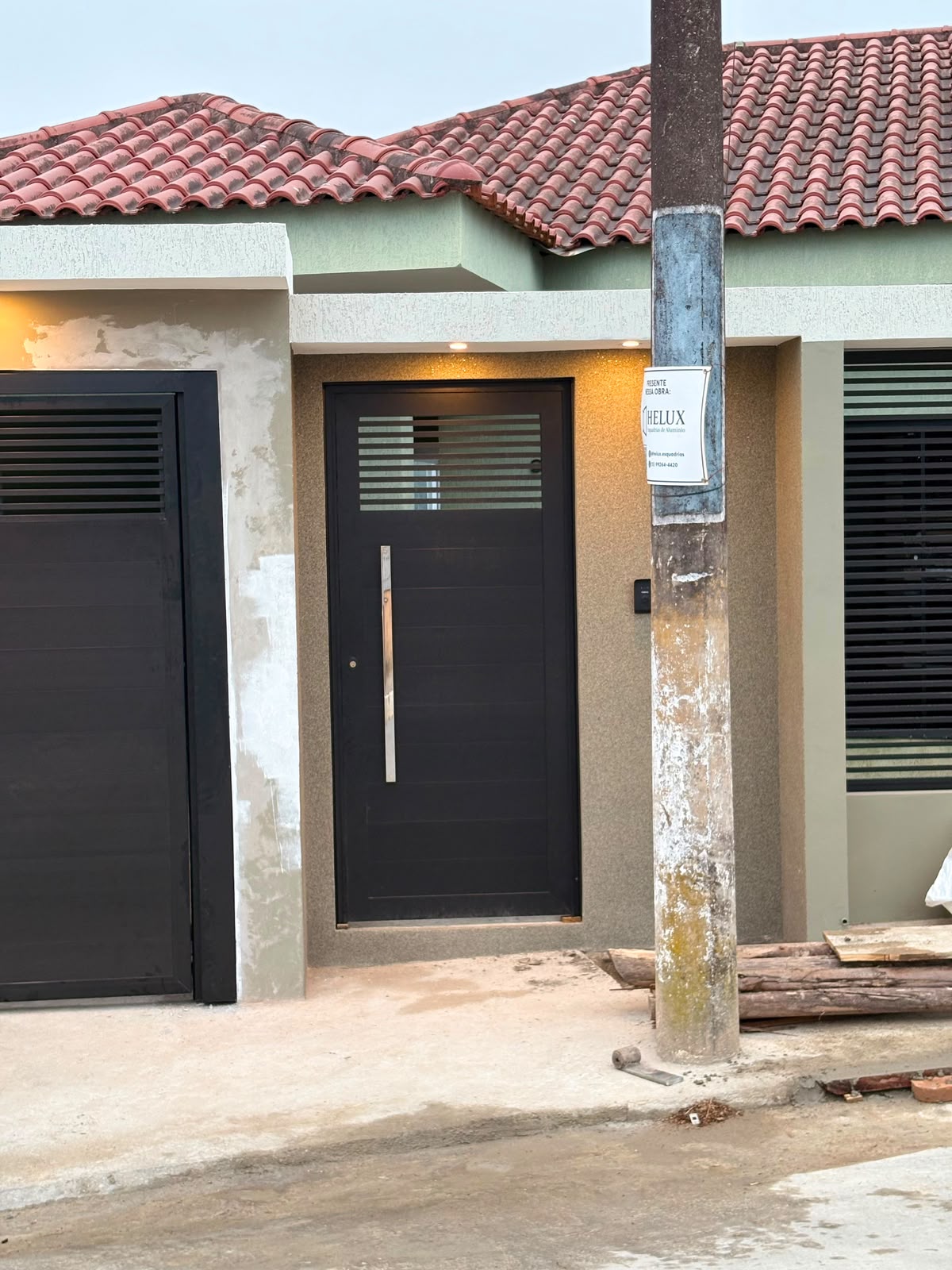 Porta social lambril com friso em inox