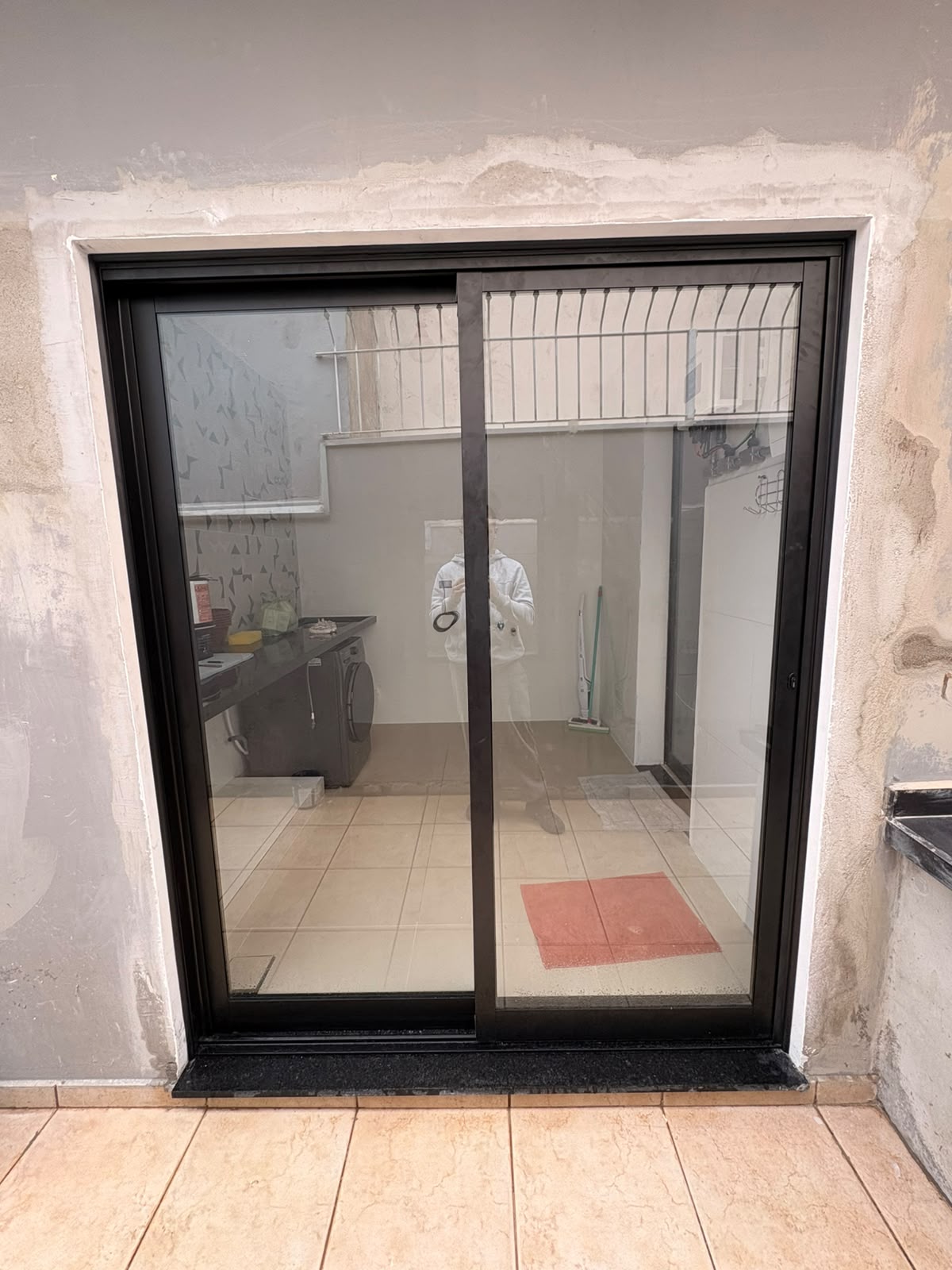 Porta de correr em alumínio preto para área de serviço