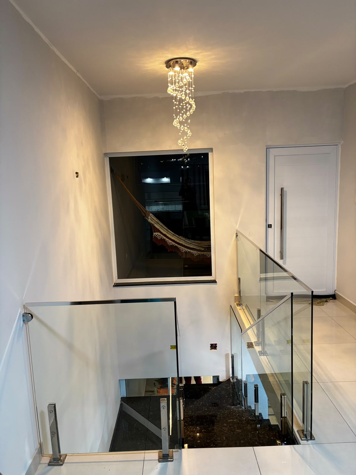 Guarda-corpo de vidro e janela fixa no hall