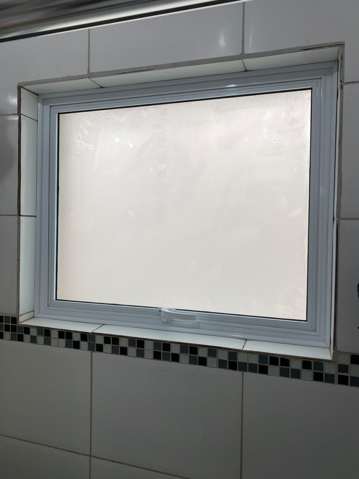 Basculante branco para banheiro