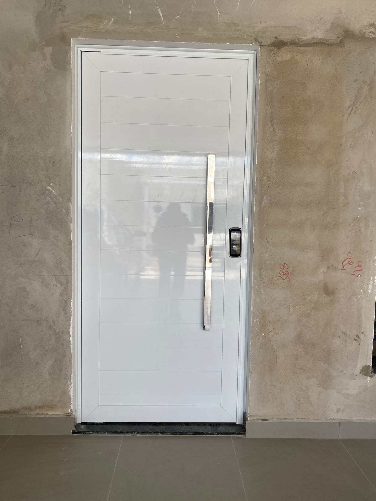 Porta social branca com puxador em inox