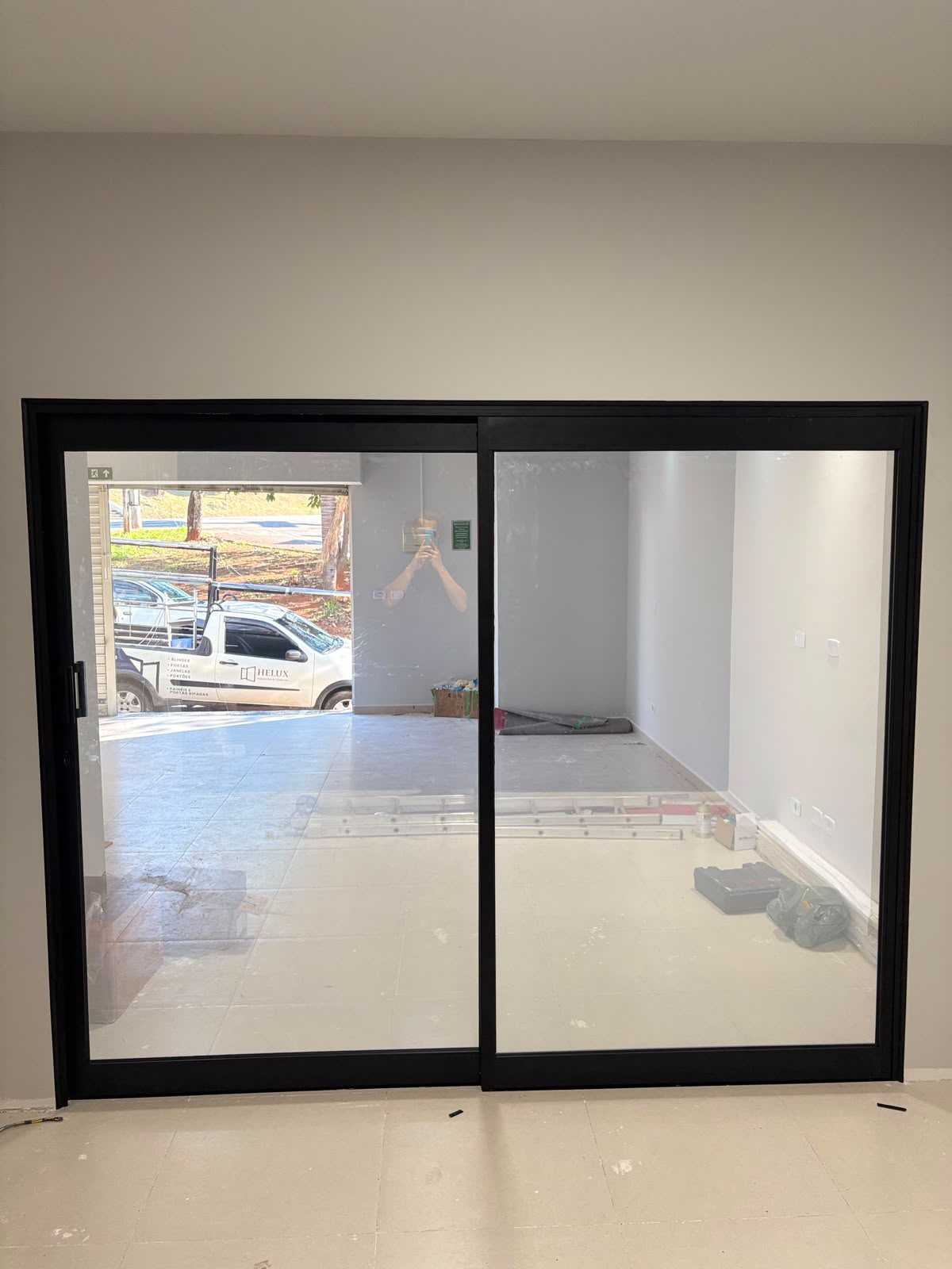 Porta de correr ampla em alumínio preto