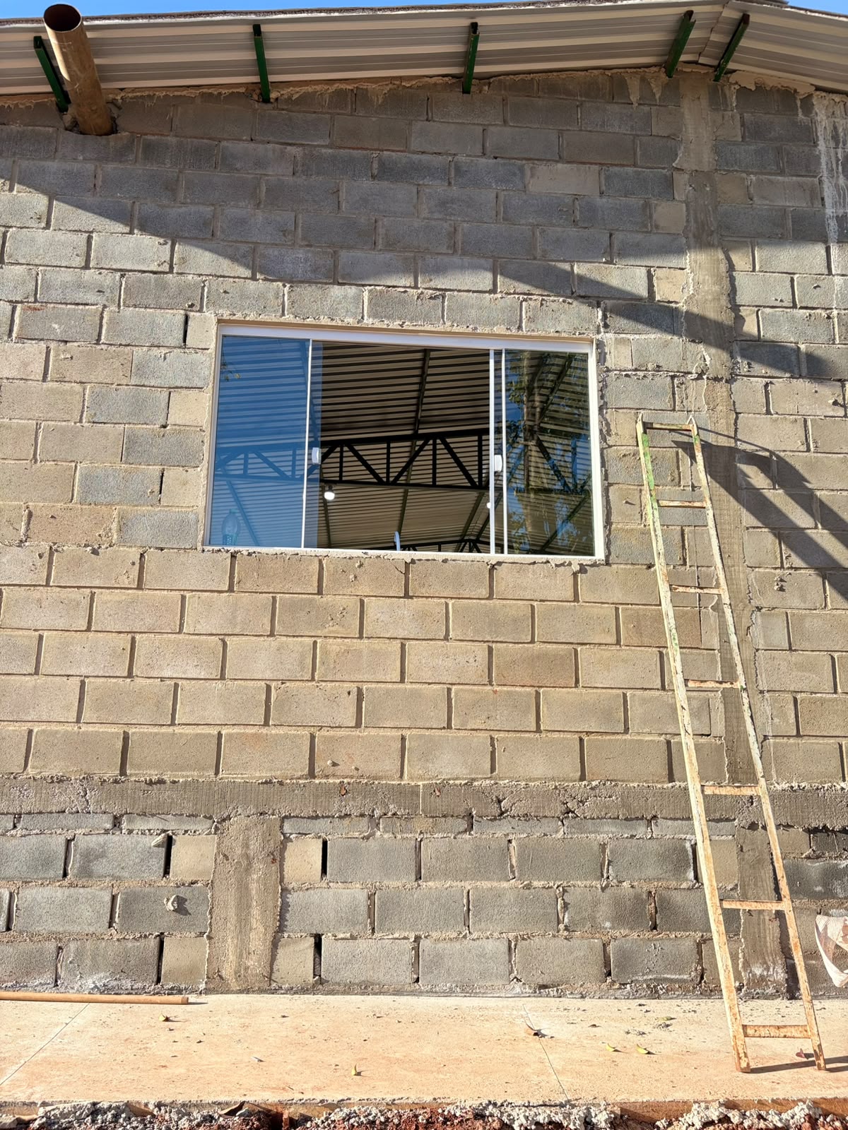 Janela de correr branca em obra de galpão