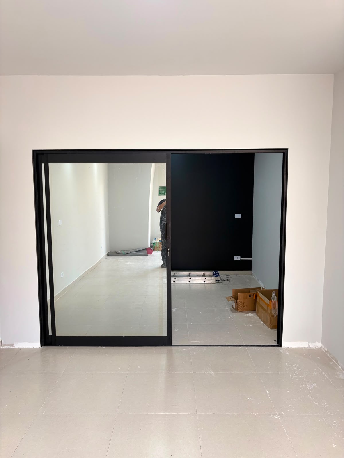 Porta de correr com painel fixo