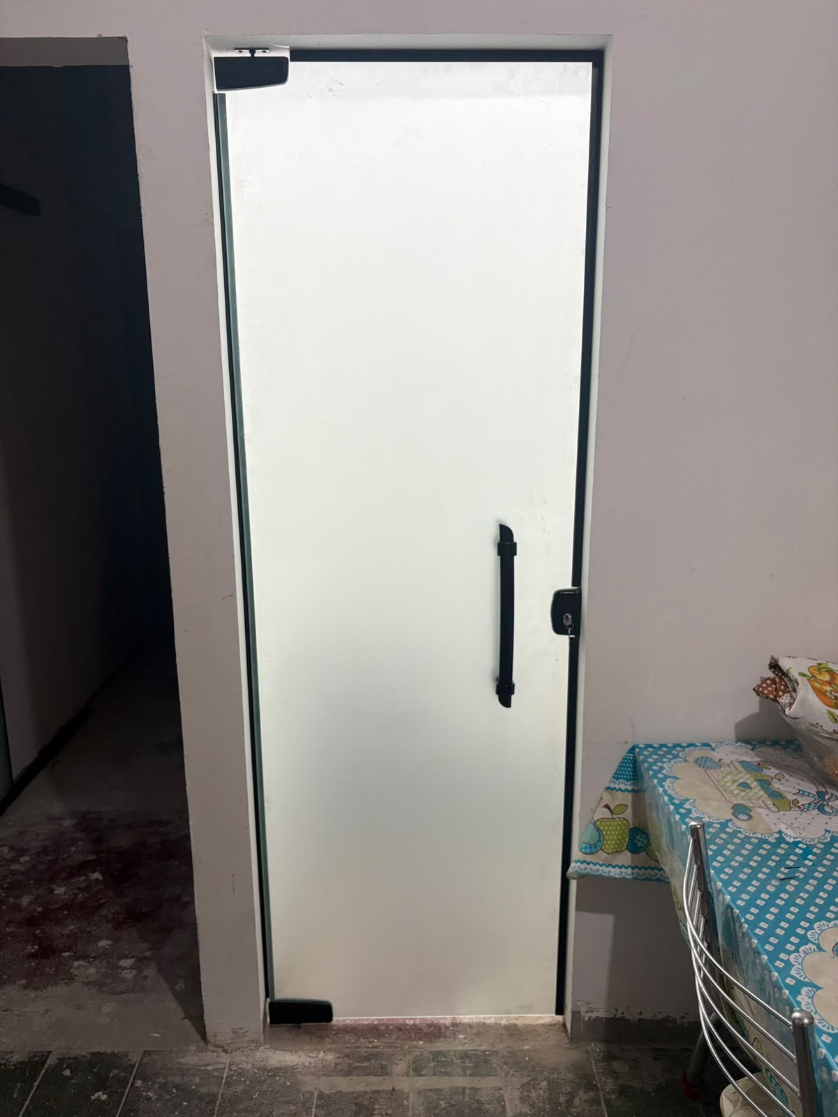 Porta de vidro jateado com mola de piso e puxador preto