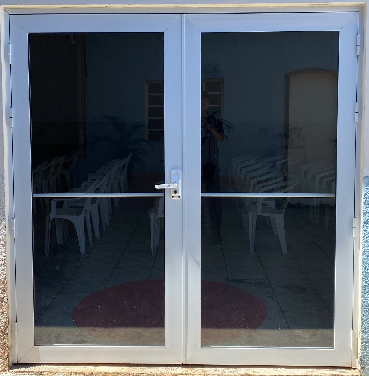 Porta dupla branca em vidro fumê
