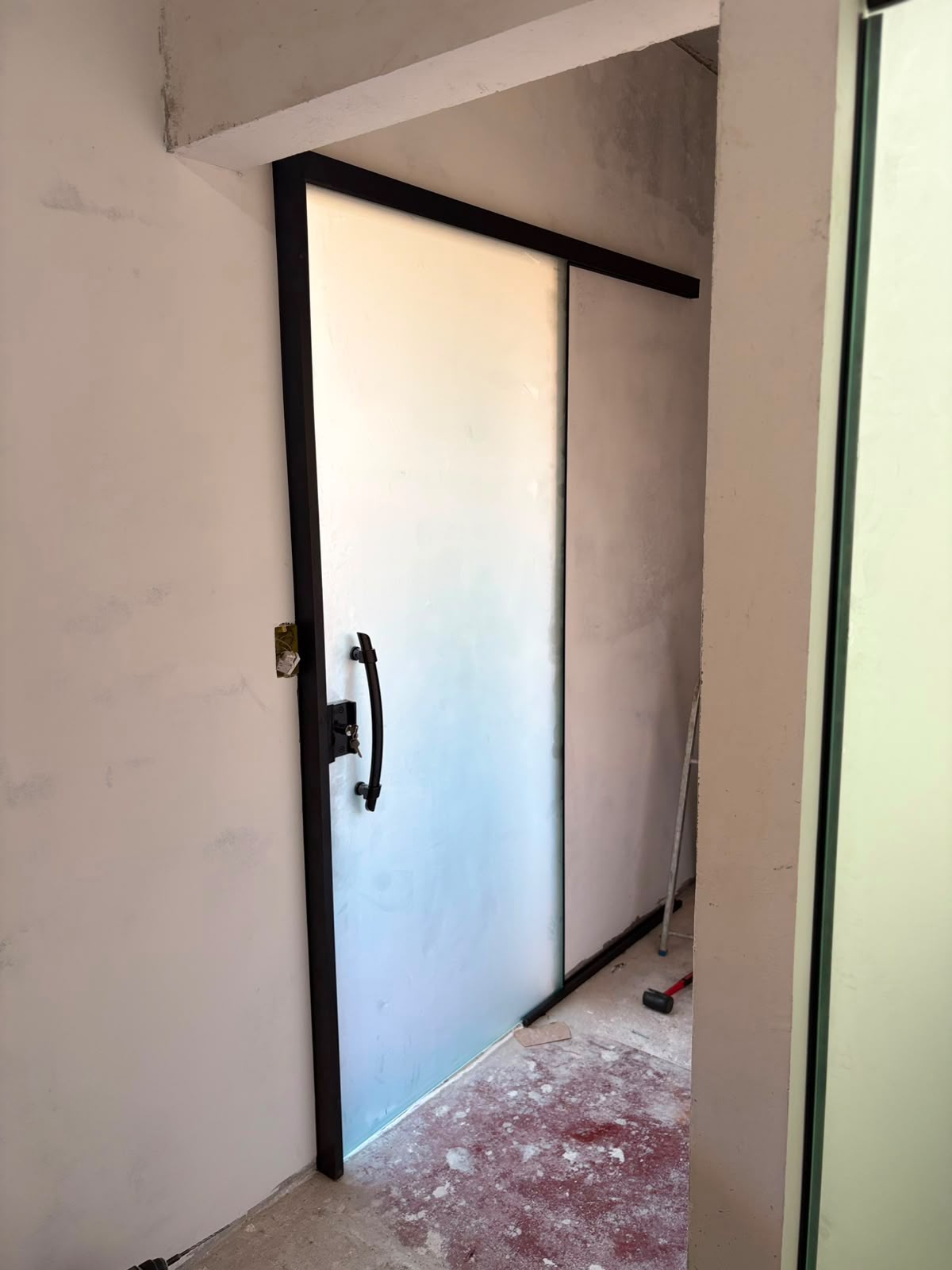Porta de correr de vidro com moldura preta