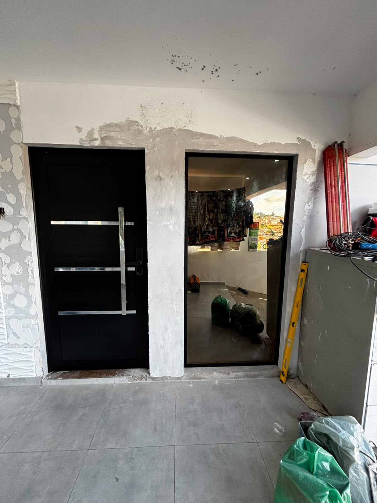Porta de entrada com painel fixo em vidro